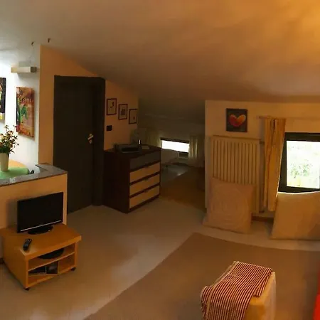 Ferienwohnung La Mansarda Di Orni Ivrea Exterior foto